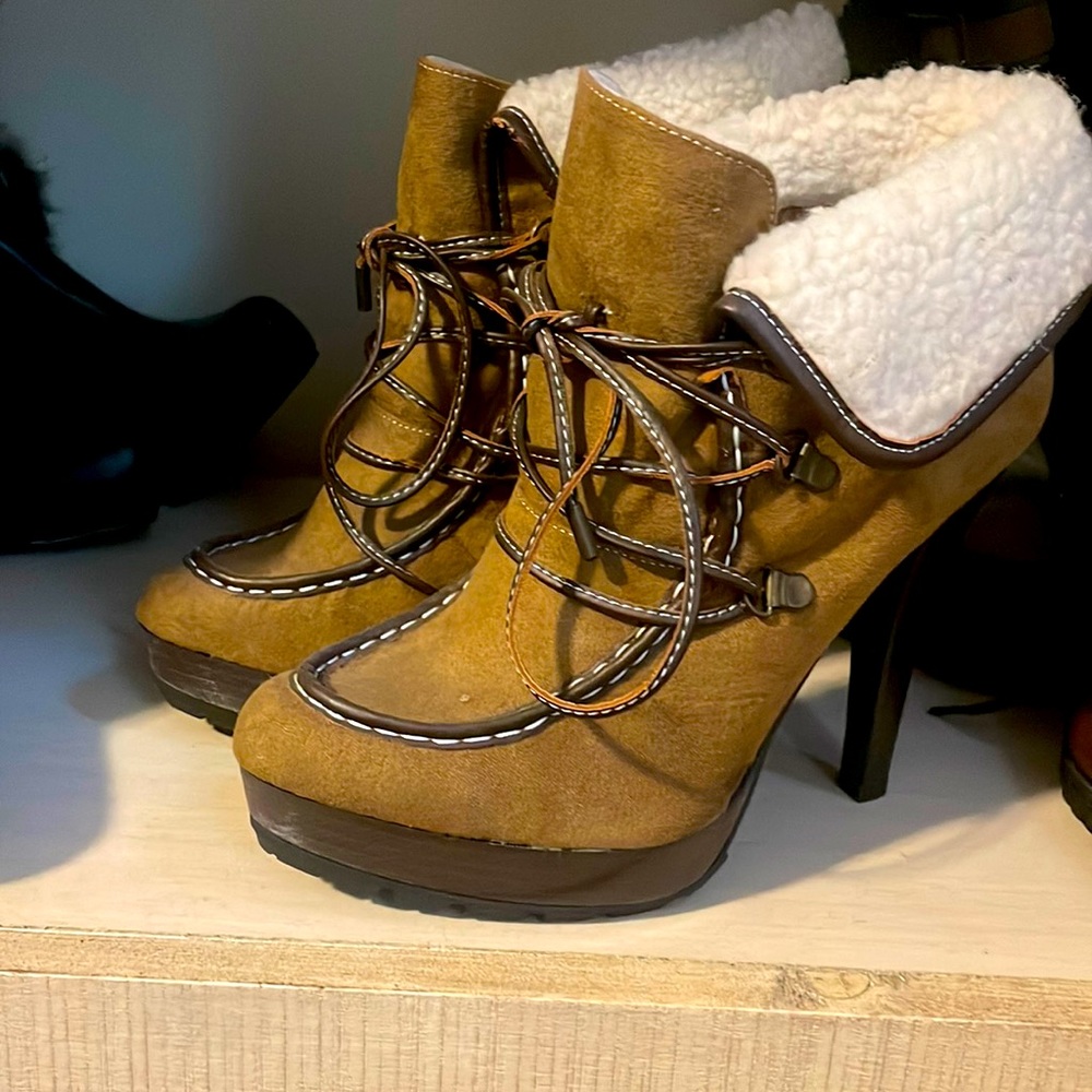 Women Boots size 9 Brand Shoe Dazzle and Other, New